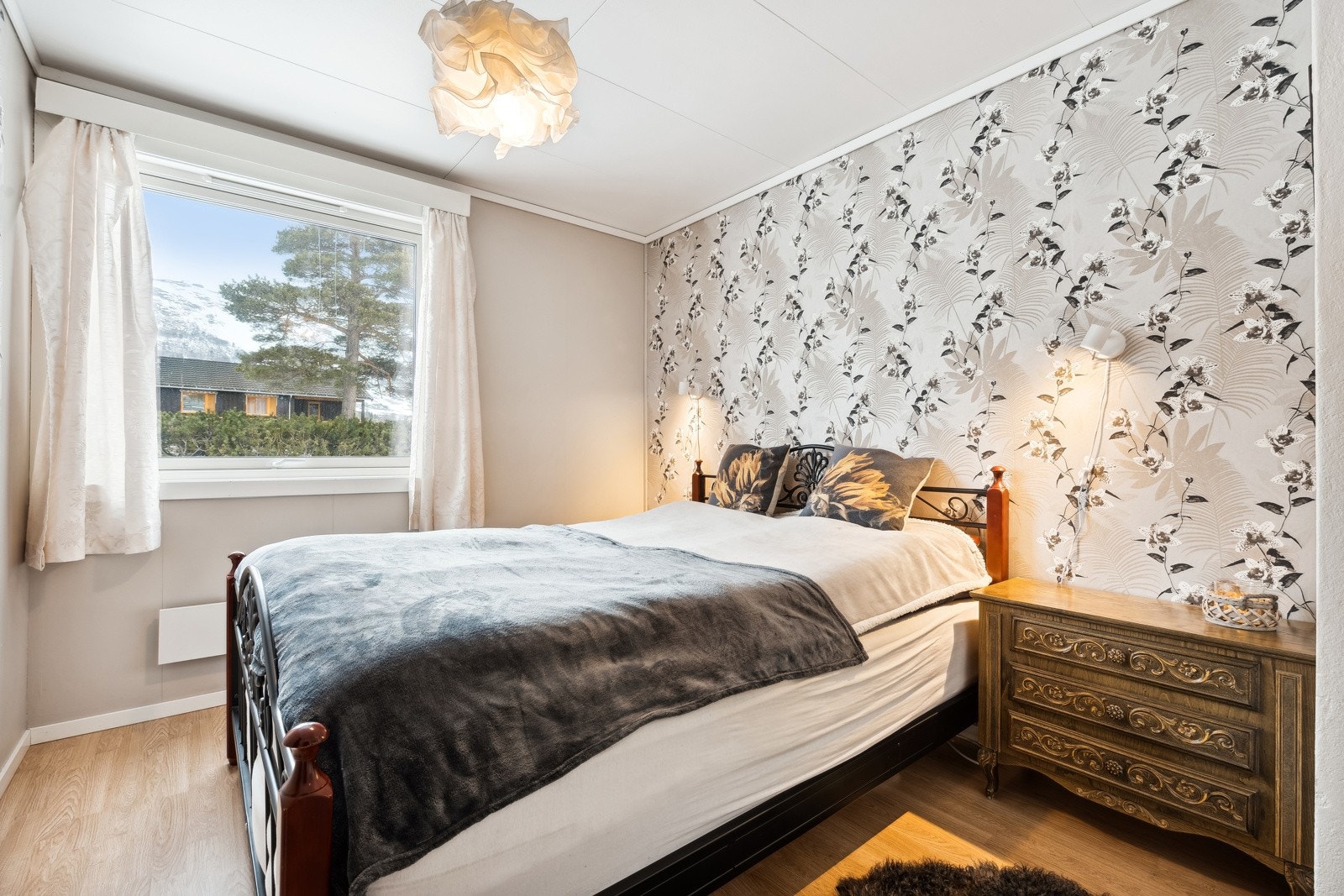 Soverom med god plass til dobbeltseng og annet møblement. Galleribilde