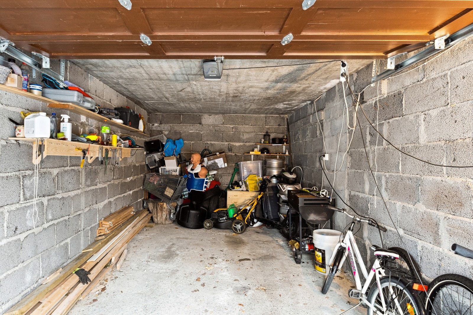 Integrert garasje. Murvegg på venstre side ble utbedret og forsterket i 2018. Galleribilde