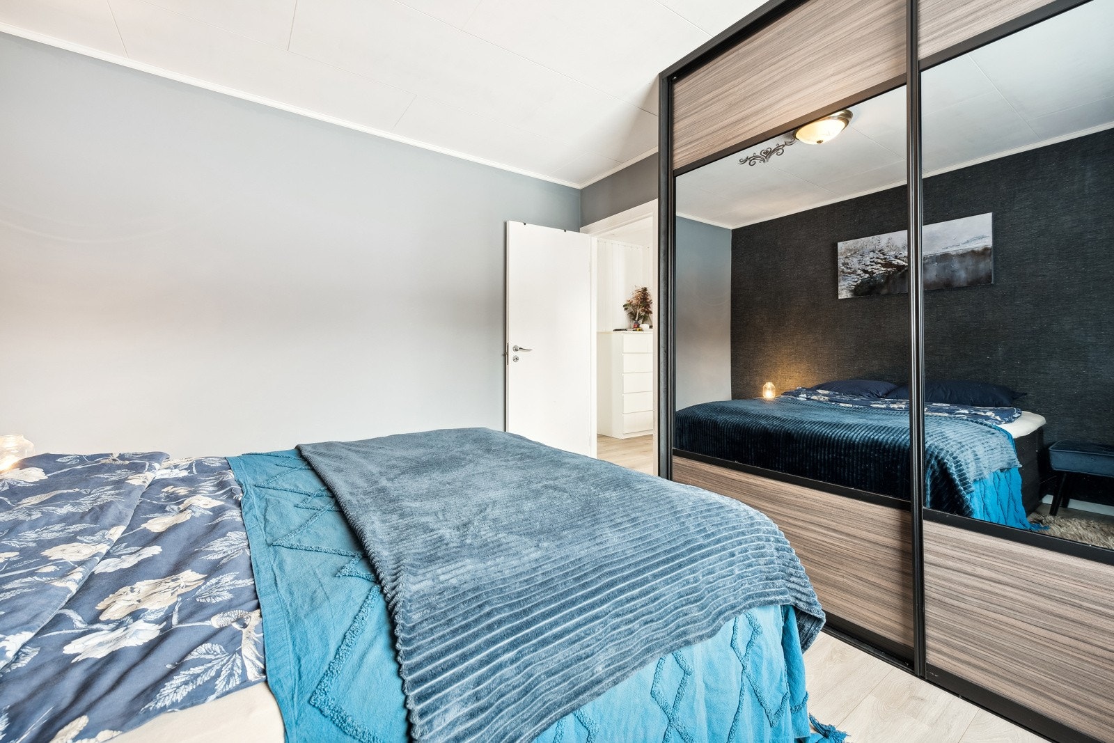 Det er montert skyvedørsgarderobe med speilfronter på hovedsoverommet. Galleribilde