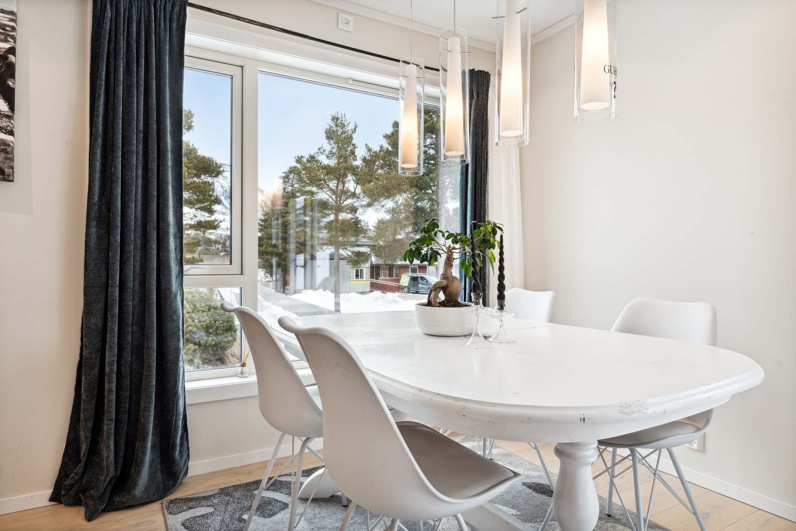 Stuen har en sosial planløsning som skaper naturlig plass til spisegruppe. Galleribilde