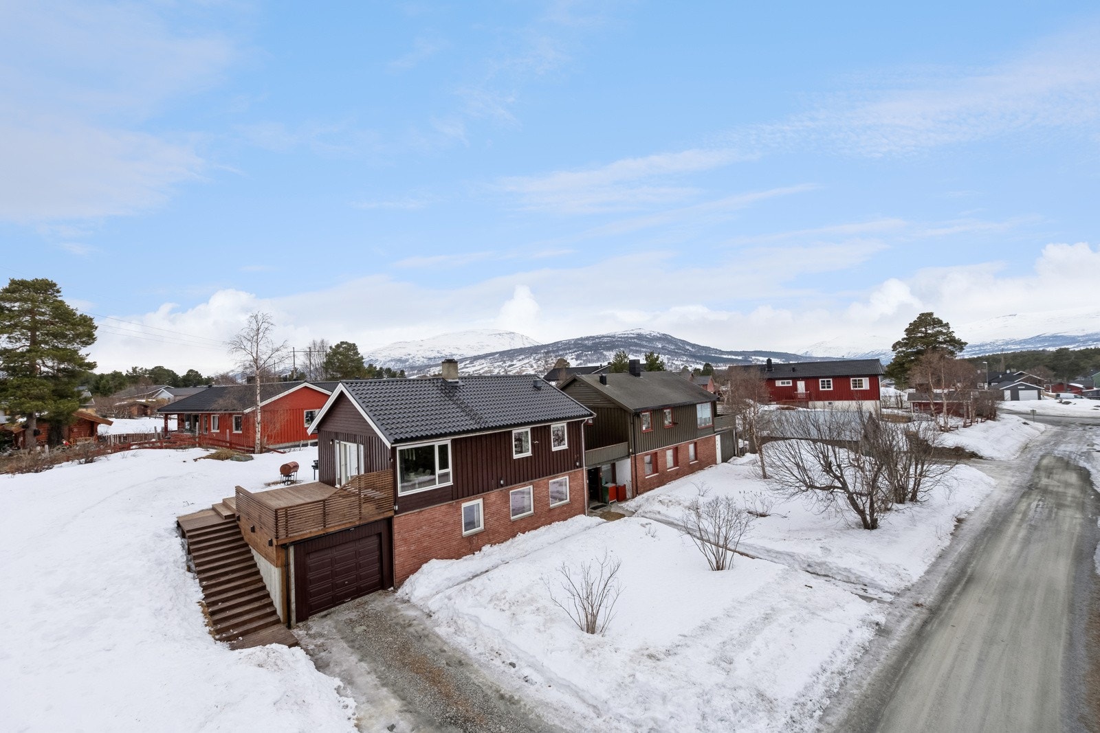 Nabolaget er rolig og familievennlig med gangavstand til skoler for alle trinn. Galleribilde