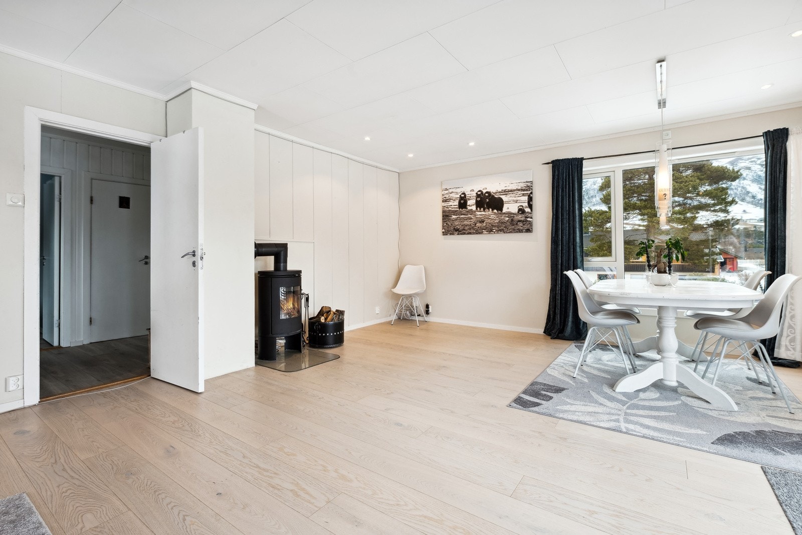 Stuen byr på peisovn, som varmer godt og skaper en lun atmosfære på kalde vinterdager. Galleribilde