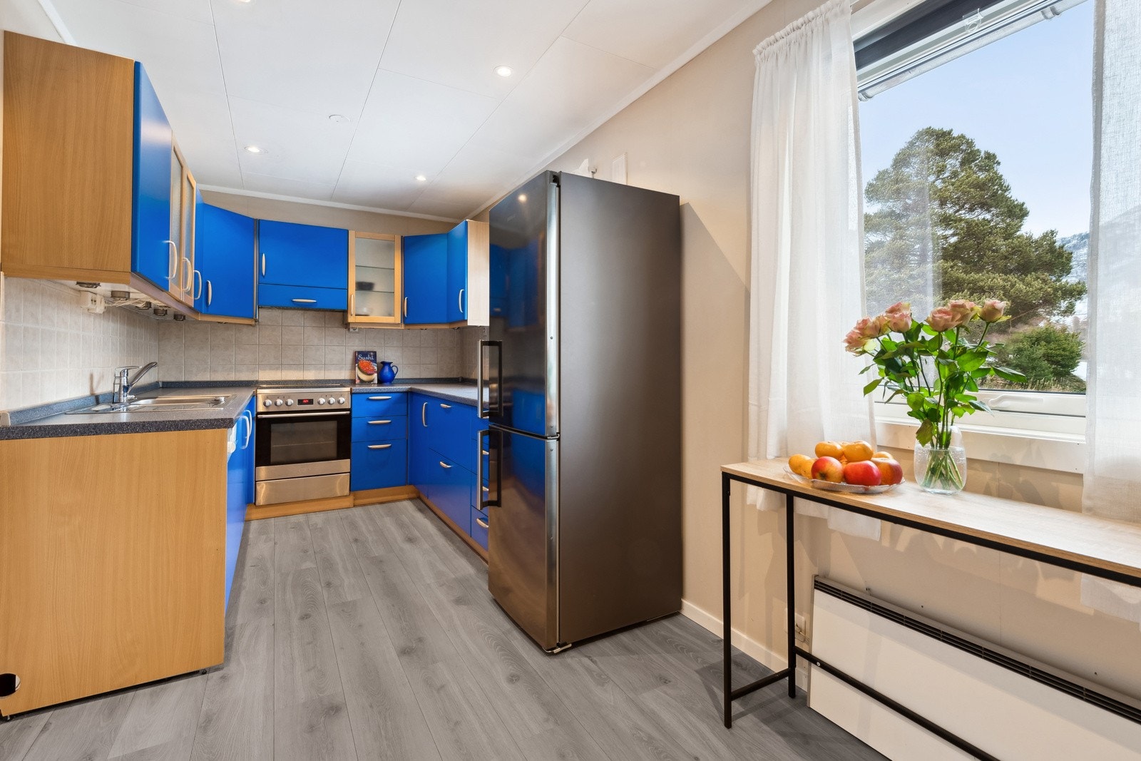 Kjøkkenet har rikelig med skap- og benkeplass. Galleribilde