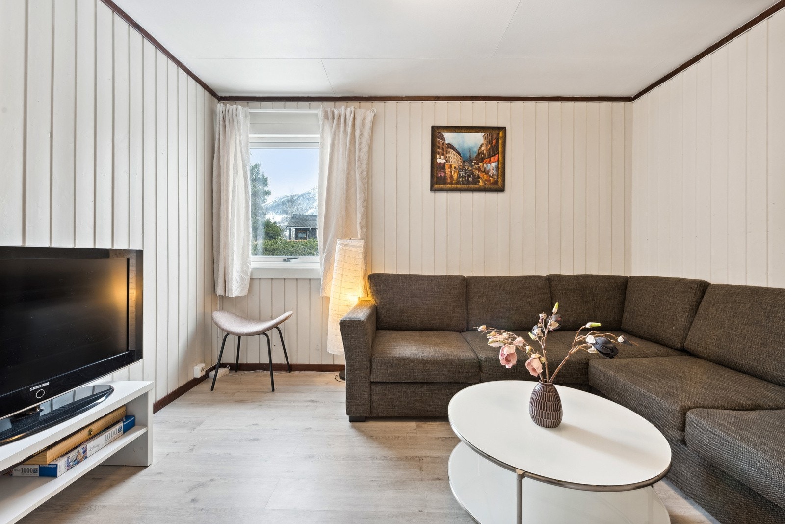 Stuen i underetasjen er malt i lyse farger. Galleribilde