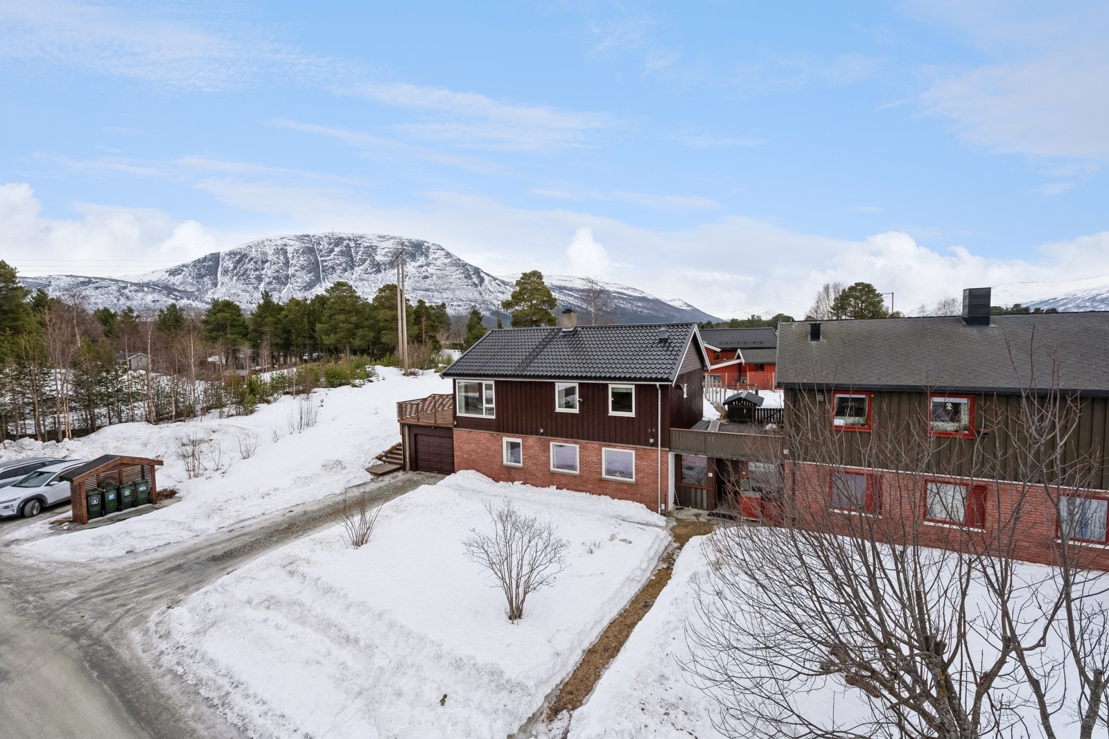 I kommuneplankartet er området på venstre siden av boligen regulert til friområde. Galleribilde