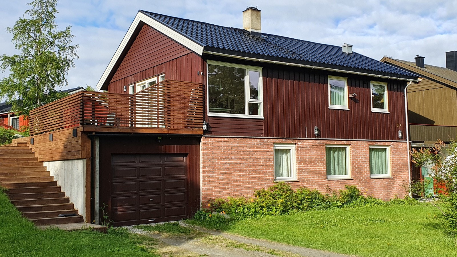 Boligen ligger fint til i enden av blindgate på en solrik tomt med flott uteområde. Galleribilde