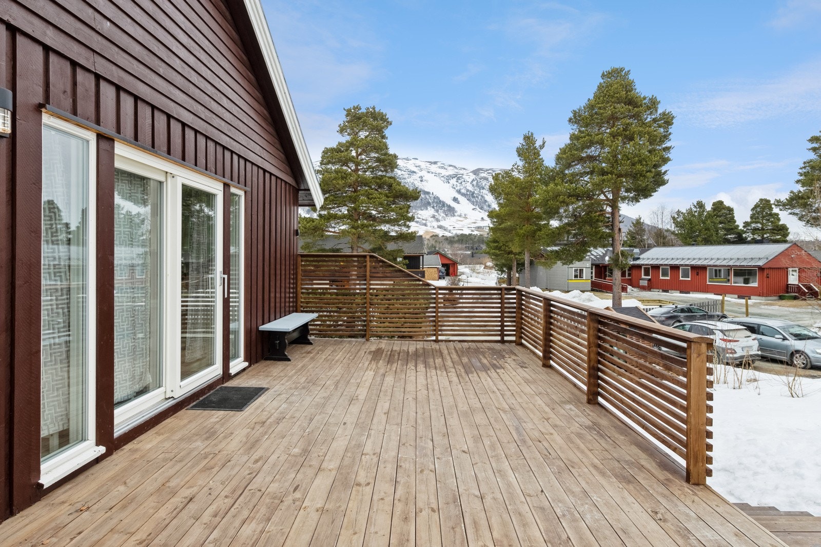 Boligen har en romslig terrasse med gode solforhold som ble bygget i 2019/20. Galleribilde