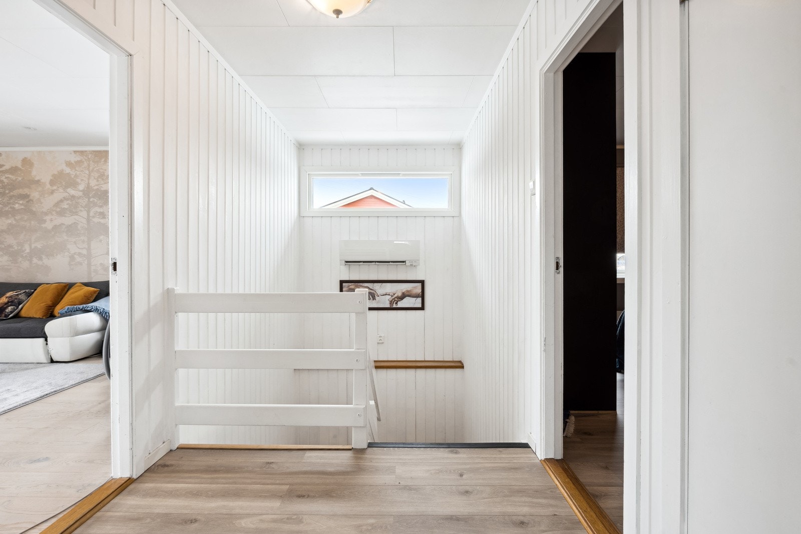 Fra 1. etasje går det trapp ned til underetasjen som idag benyttes til utleie. Galleribilde