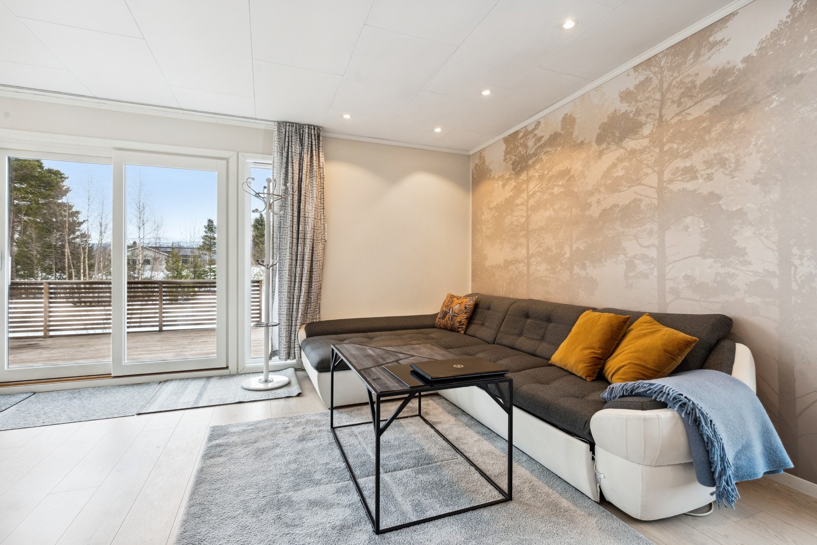 Stuen oppleves som lys og luftig. Store vindusflater gir godt med naturlig lysinnslipp. Galleribilde