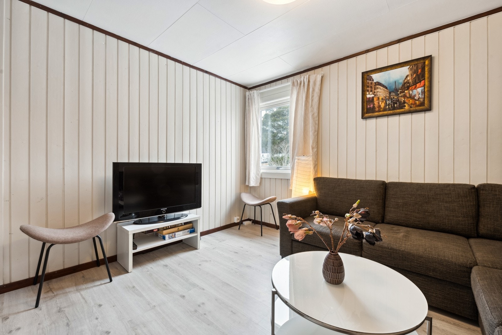 I stuen i underetasjen er det god plass til sofagruppe. Galleribilde