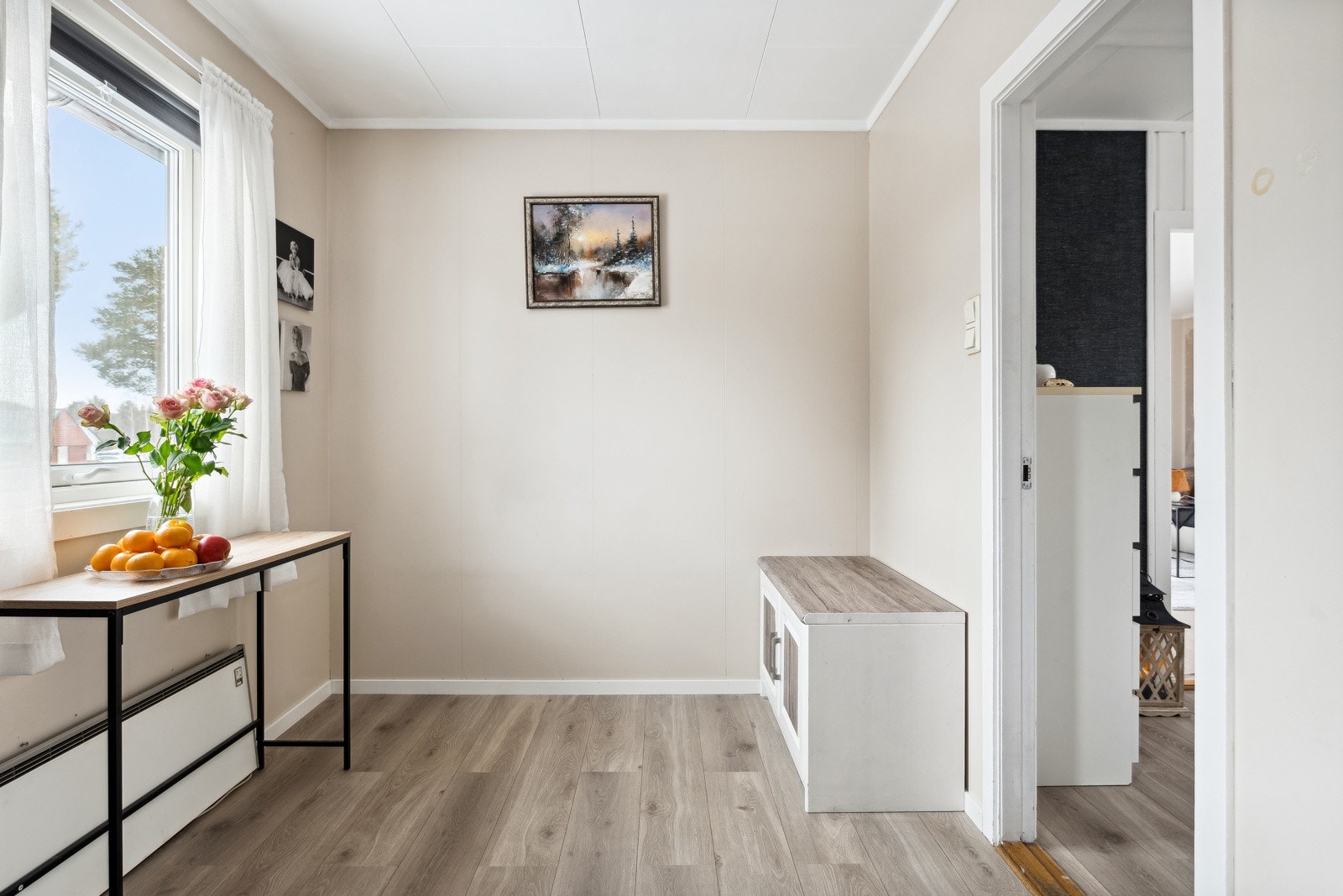 Praktisk kjøkken med plass til en liten spisegruppe dersom det er ønskelig. Galleribilde