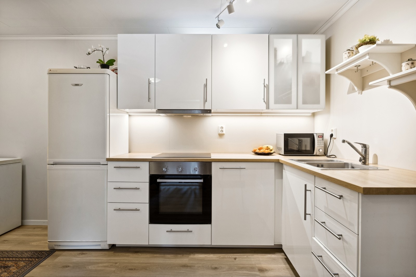 Lyst og fint kjøkken fra Ikea, utstyrt med alt man trenger. Galleribilde