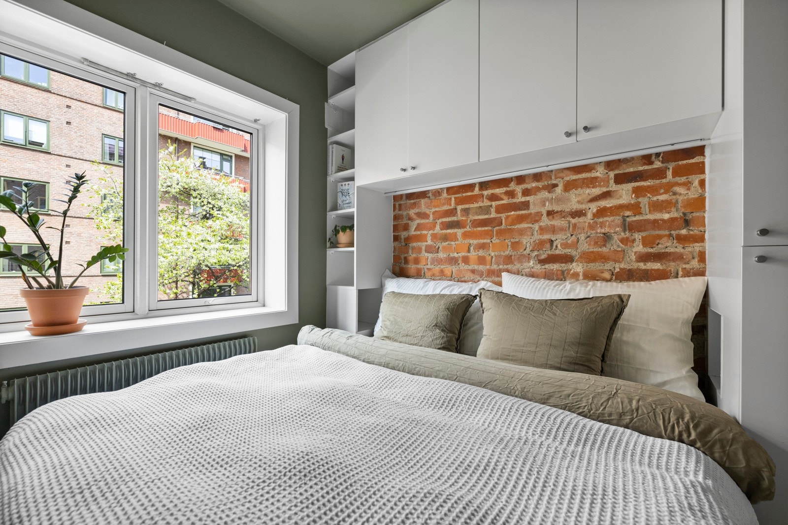 - Soverom med naturlig plass til en dobbeltseng og god oppbevaringsplass - Galleribilde