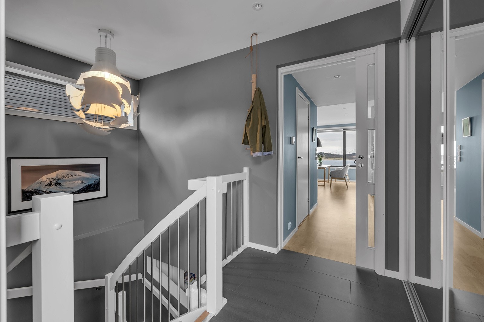 Fra inngangspartiet ledes du til trappegang og videre inn mot gang og kjøkken/allrom Galleribilde