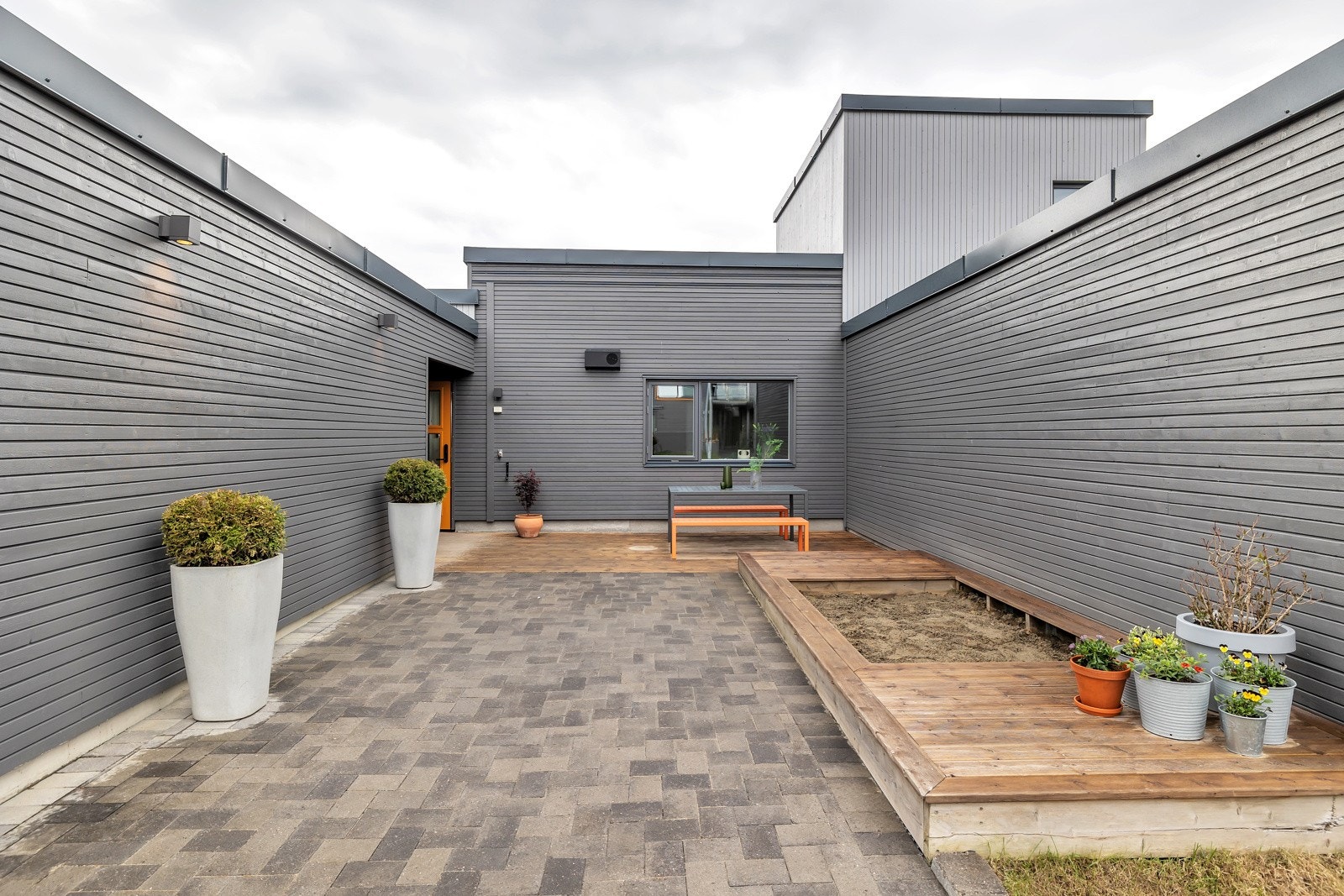 Det første som møter deg er denne flotte og steinlagte adkomsten inn til boligen Galleribilde