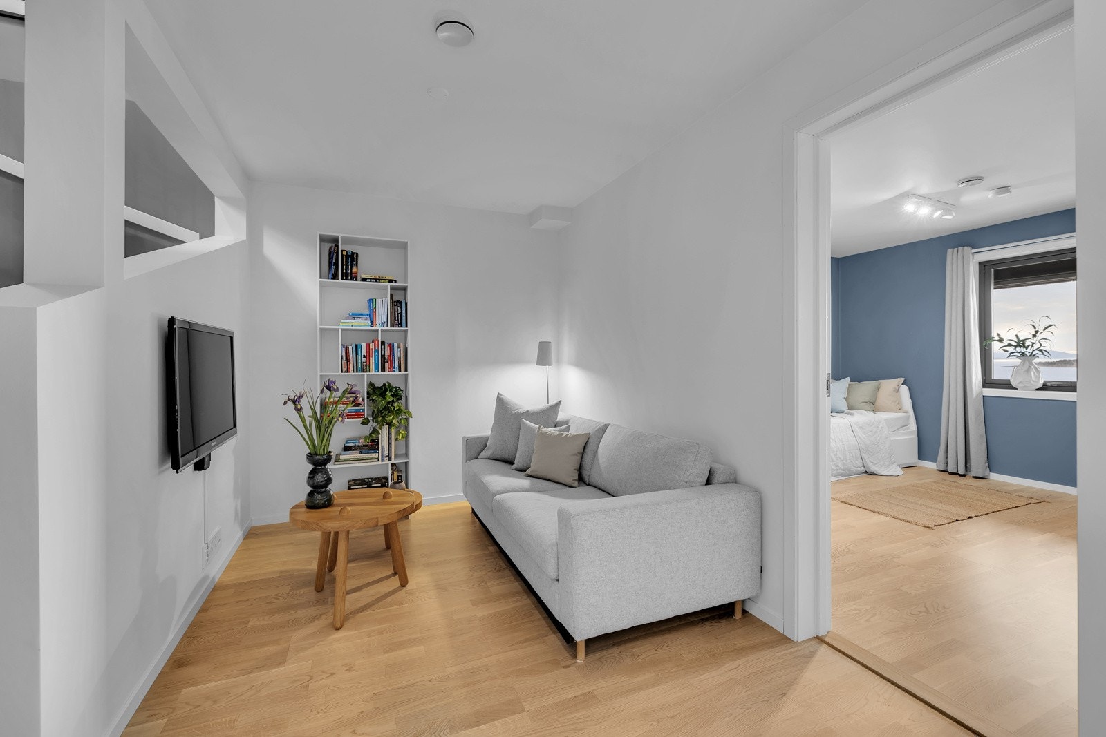 Fra TV-stua ledes du videre til det 1. av denne etasjens 3 soverom Galleribilde