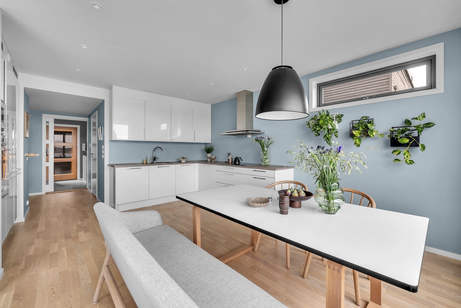 Kjøkkenet er flott og romslig med god plass til spisestue Galleribilde