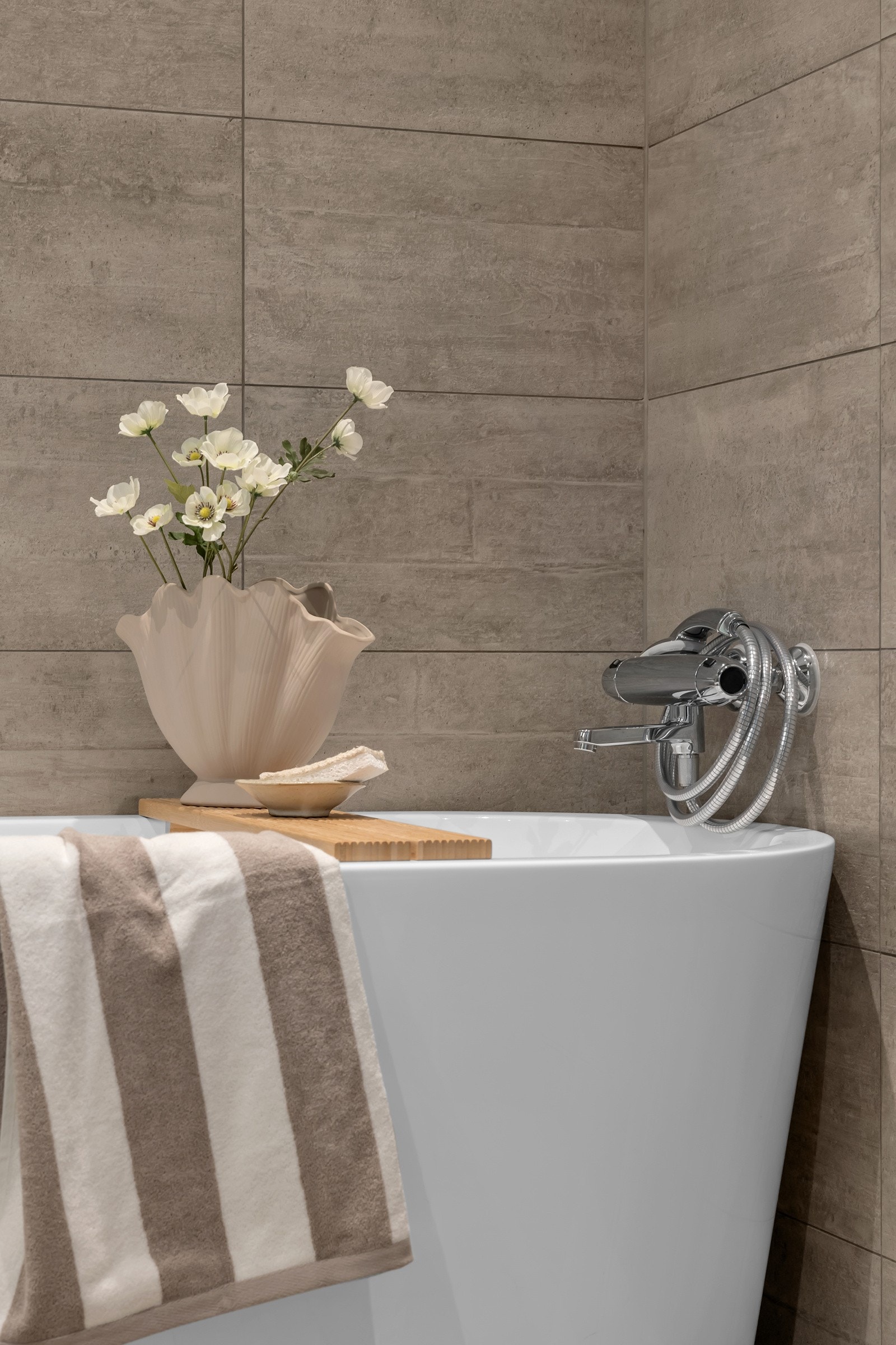 Sandskjellvegen byr på 2 bad hvor du har badekar i det ene og dusj i det andre! - Luksus! Galleribilde