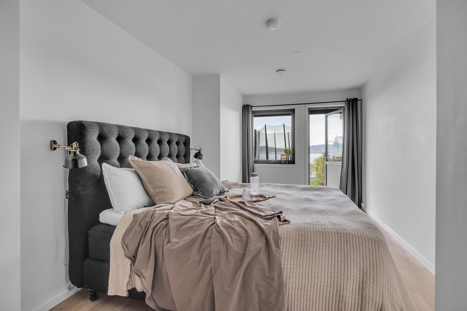 Hovedsoverommet er svært romslig og noen har bygget denne delen av bolig om til hybel Galleribilde