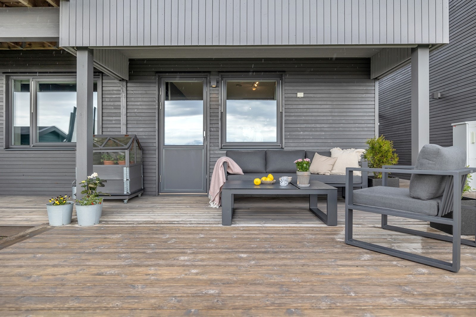 Fra hovedsoverommet og soverom 1 har du utgang til stor markterrasse Galleribilde