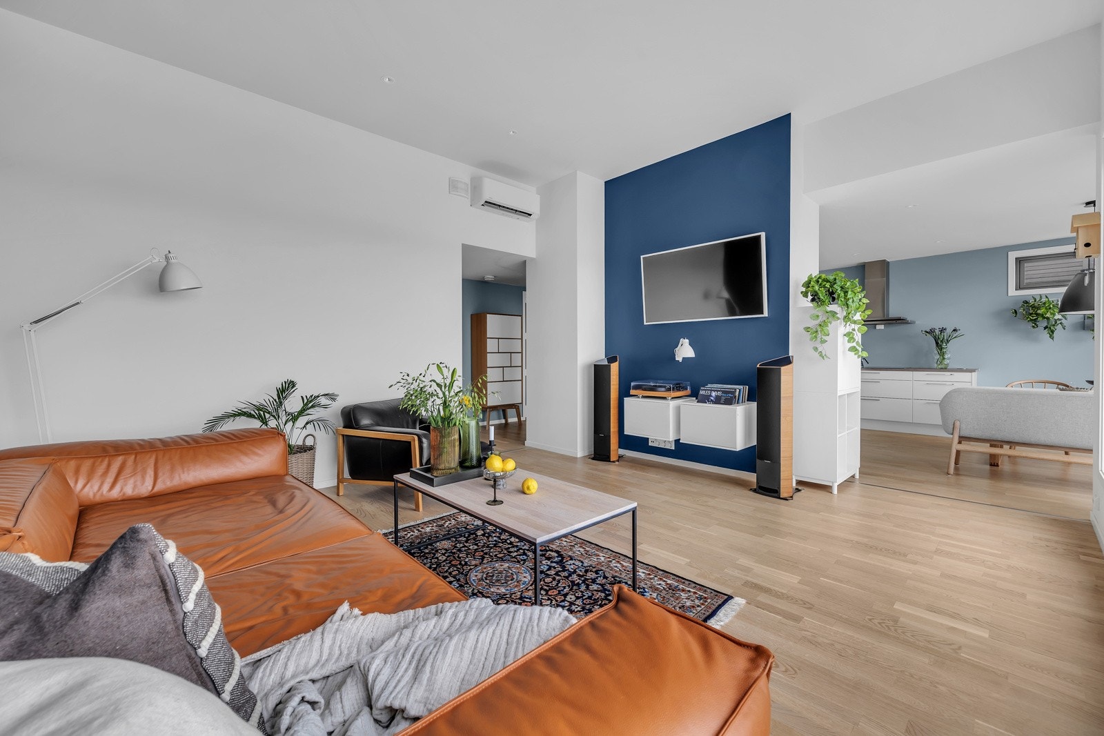 Dagligstuen er skilt med skillevegg mot kjøkkenet, men er i tilknytning spisestuen Galleribilde