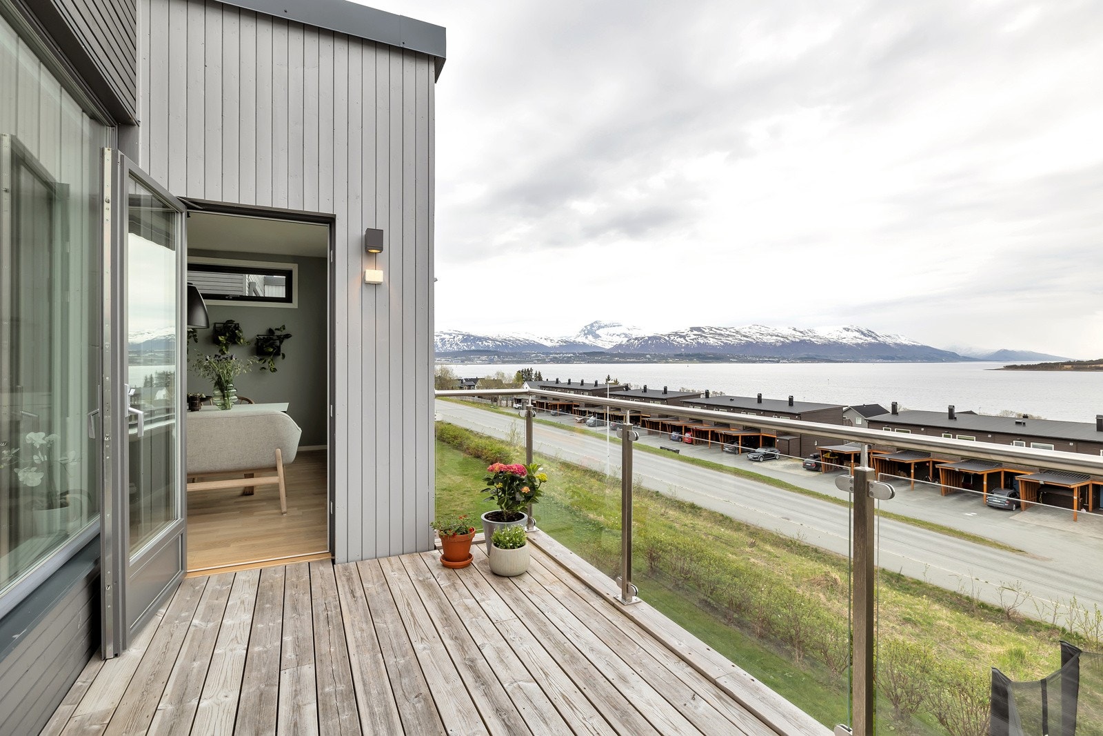 Fra allrommet har du adkomst til denne lune og fine balkongen på ca. 10,5m2 Galleribilde