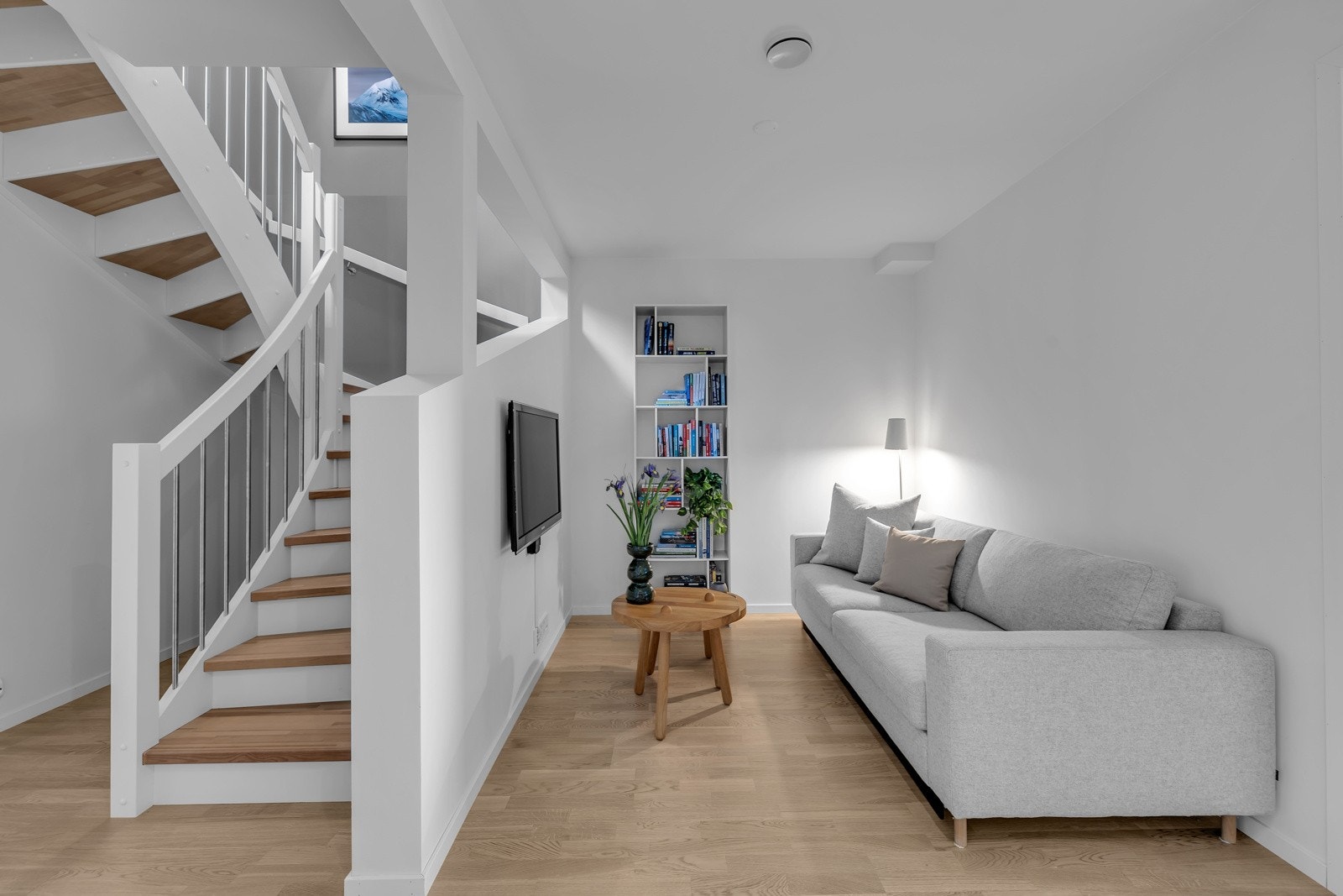I trappegangen er god plass til å ha en tilbaketrukket TV-stue Galleribilde