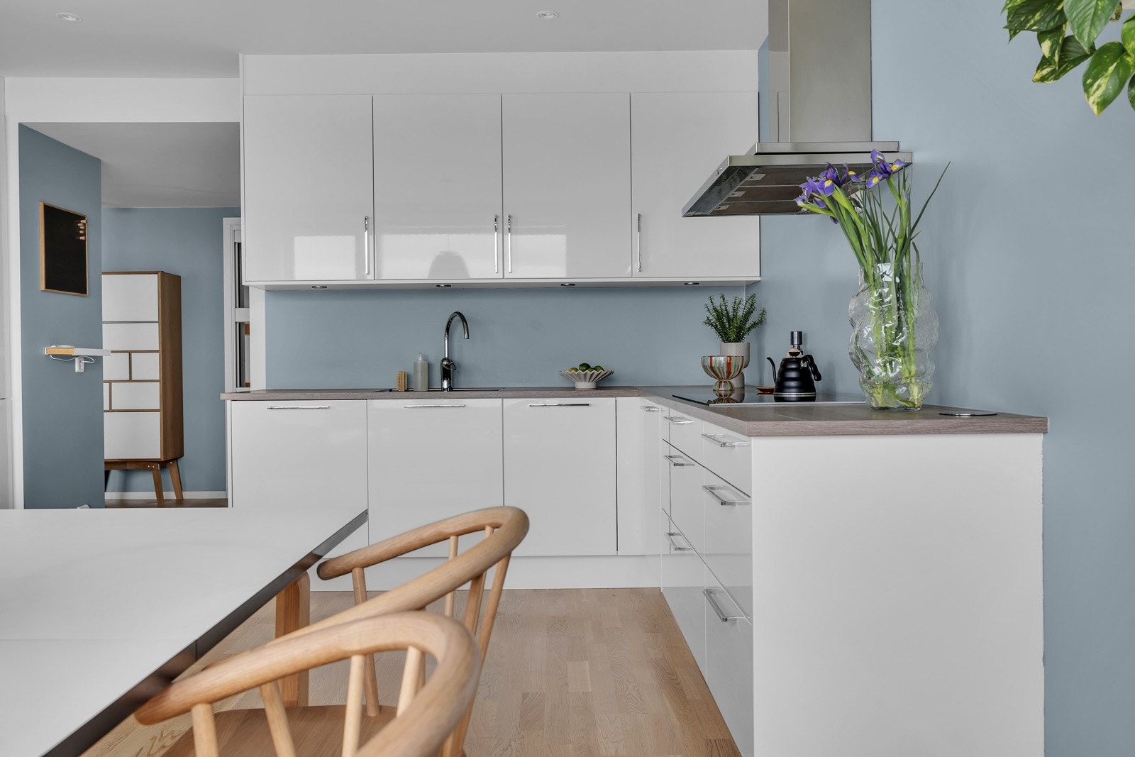 Pent kjøkken med god skap- og benkeplass Galleribilde