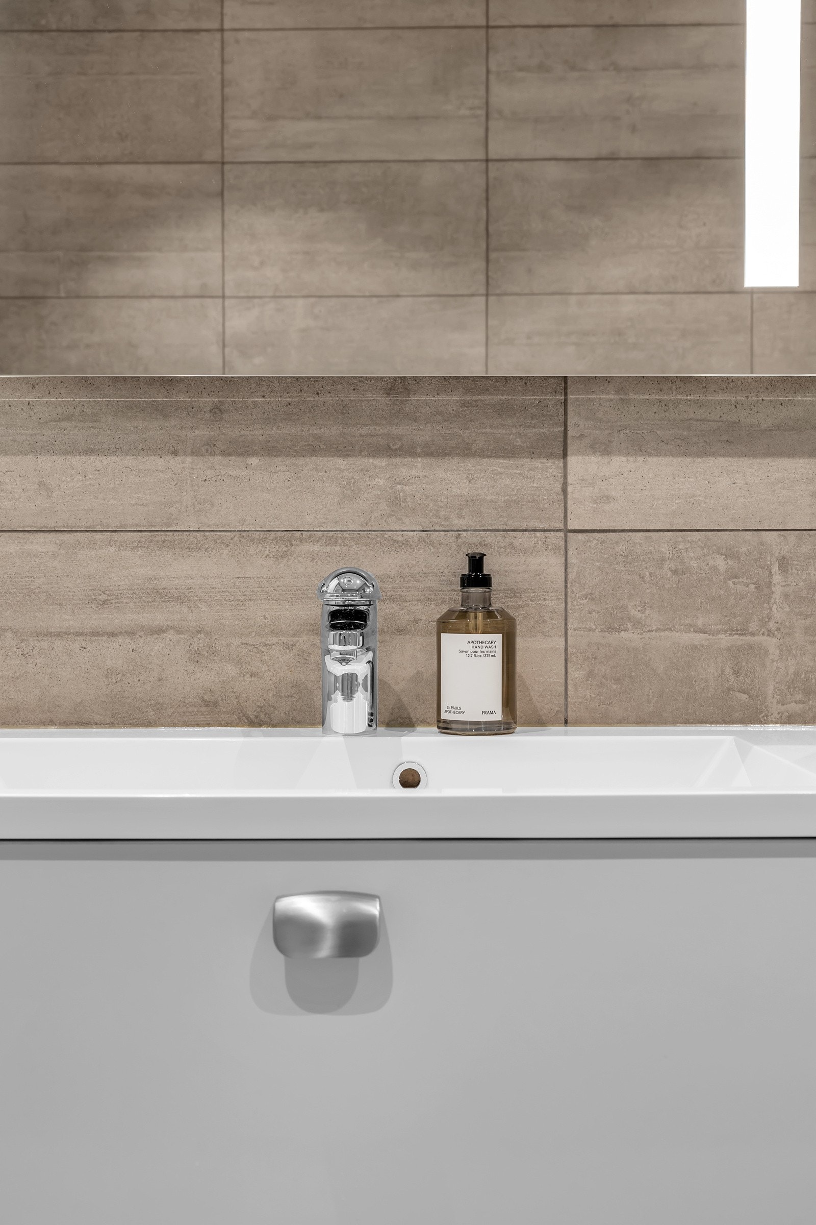 Pen innredning med heldekkende servant Galleribilde