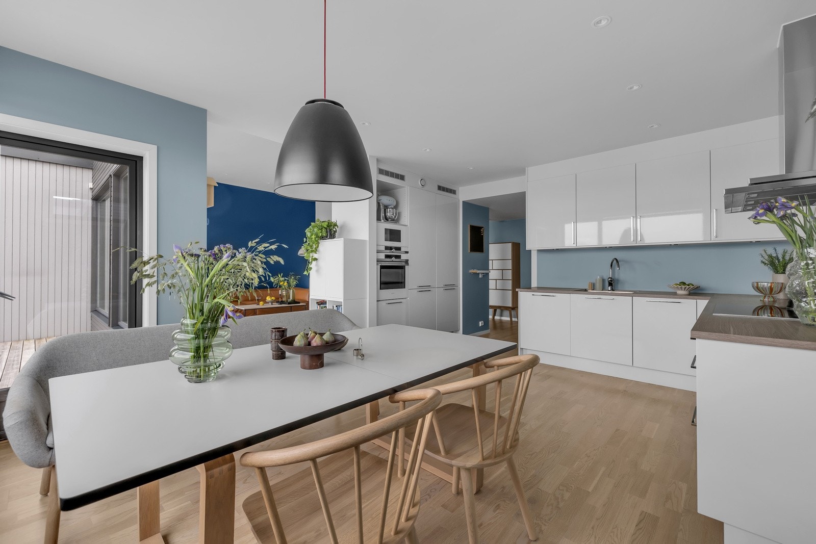 Kjøkken/allrommet er på ca. 20m2 som gir godt med plass til både matlaging og spisestuemøblement Galleribilde