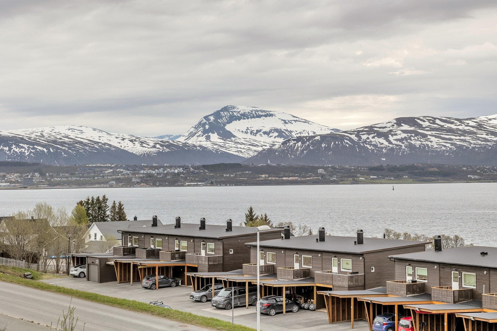 Herfra nytes flott utsikt mot Tromsøya, fastlandet, Håkøya m.m. Galleribilde