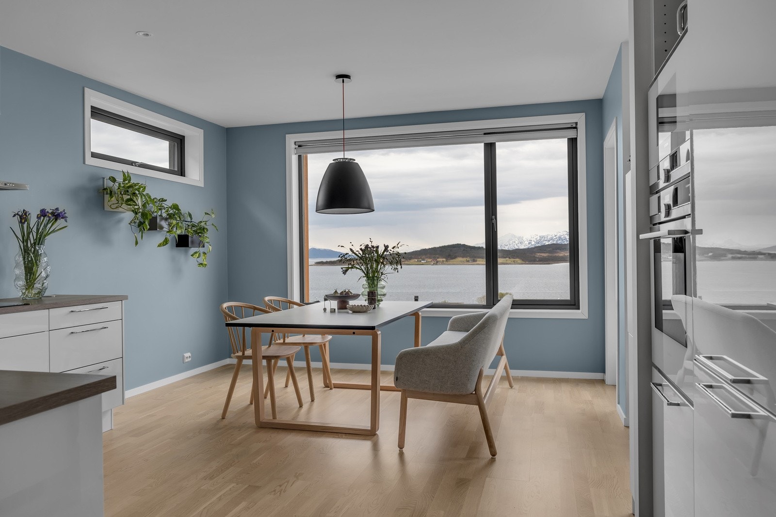 Store vindusflater gir en fantastisk utsikt fra middagsbordet Galleribilde