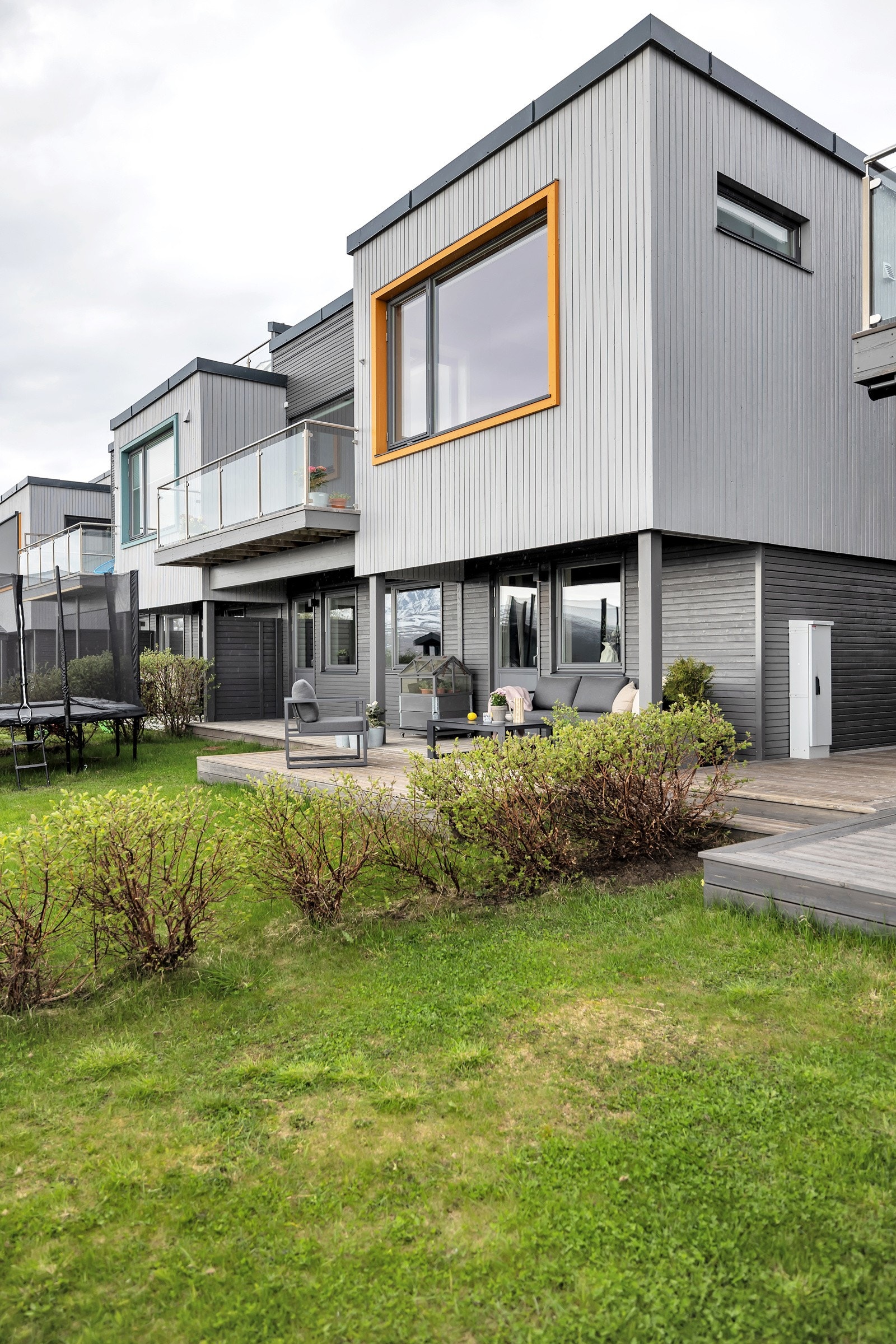 Sandkjellvegen 20 ble ført opp i 2017 og har fin arkitektur Galleribilde