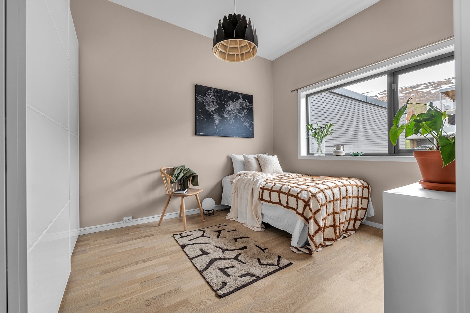 Boligens 1. soverom finner du i hovedetasjen Galleribilde