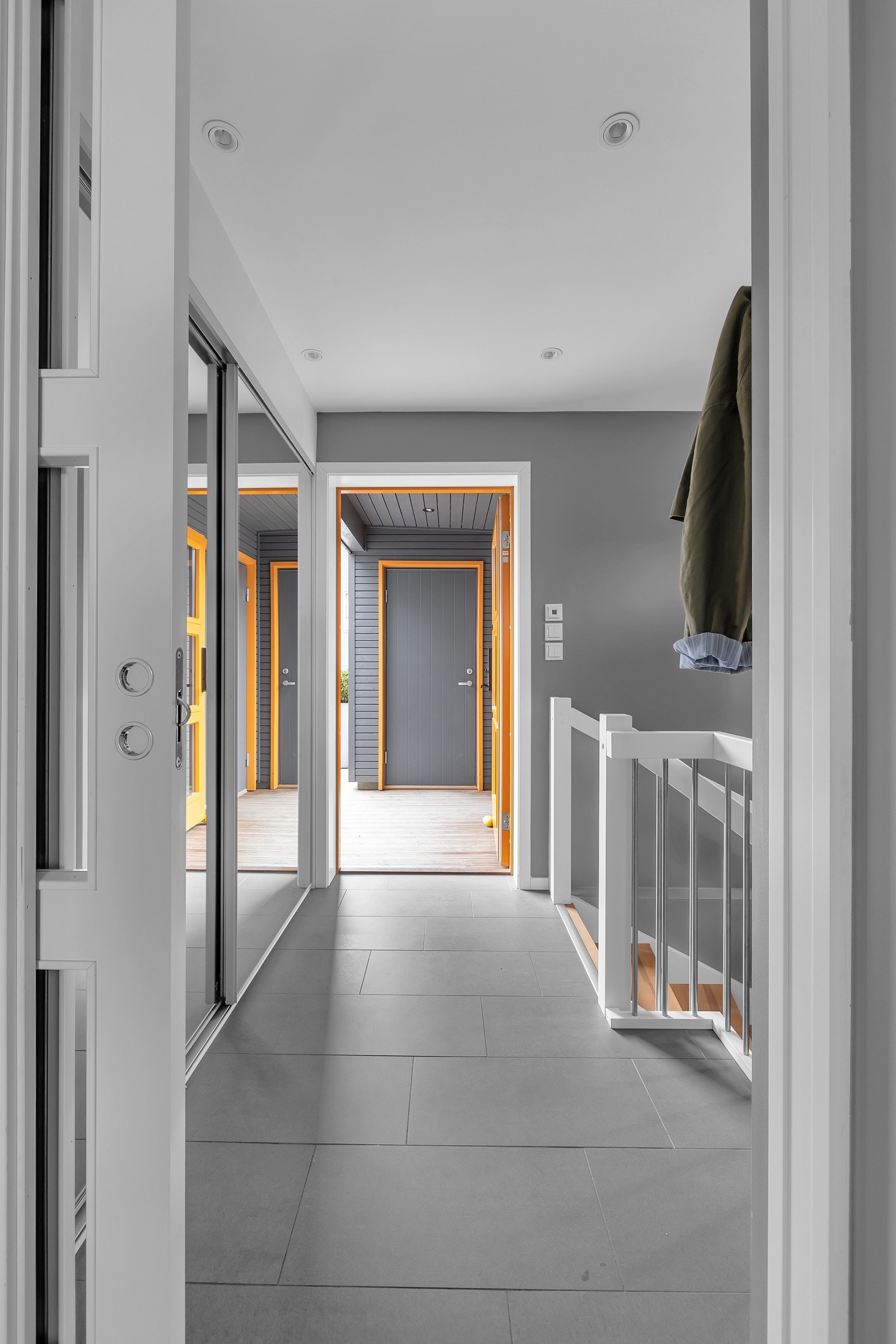 Inngangspartiet er pent flislagt og på ca. 4m2 som gir plass til skyvedørsgarderobe Galleribilde