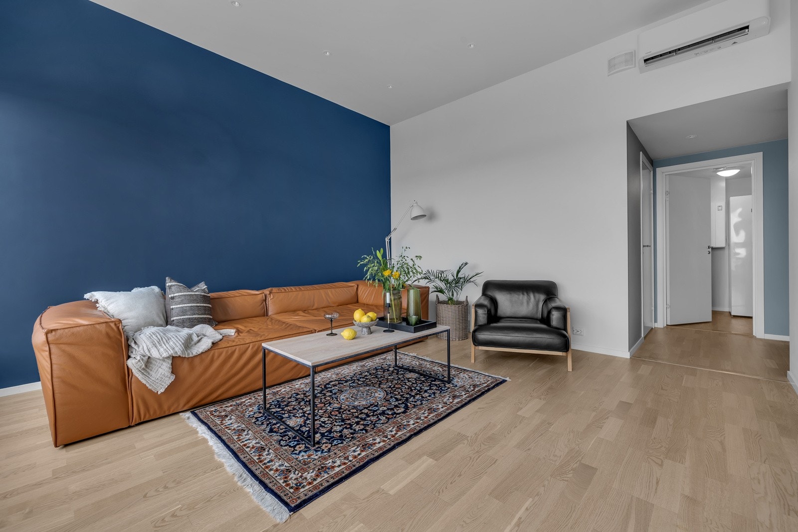 Fra dagligstuen ledes du til soverom, boder og et av boligens 2 bad Galleribilde