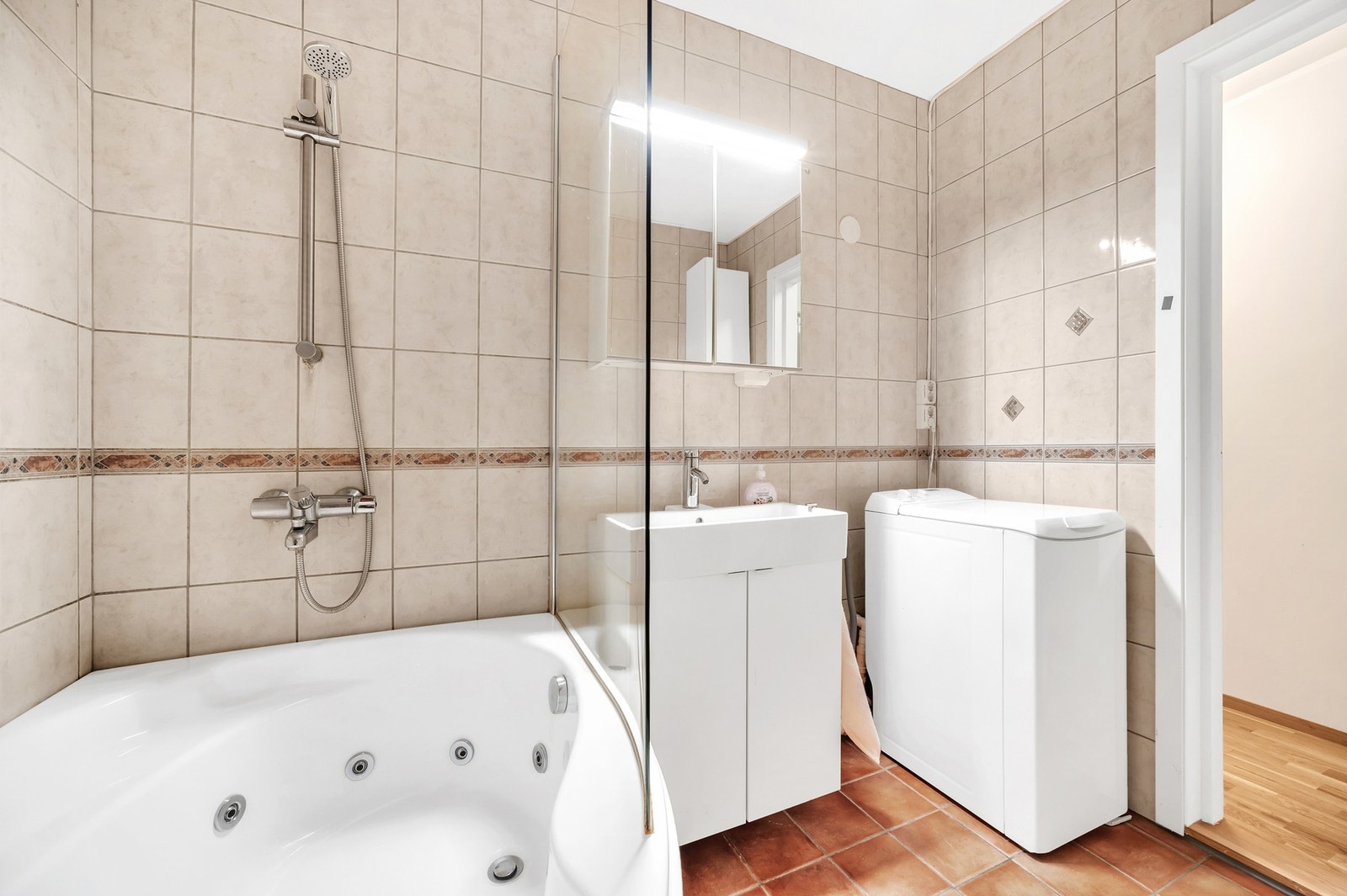 Det er etablert kran og avløp til vaskemaskin på badet. I tillegg er det et felles vaskerom med vaskemaskin og tørketrommel som kan benyttes i 1. etg. Det er også lagt opp strømkurs til tørketrommel på badet. Galleribilde