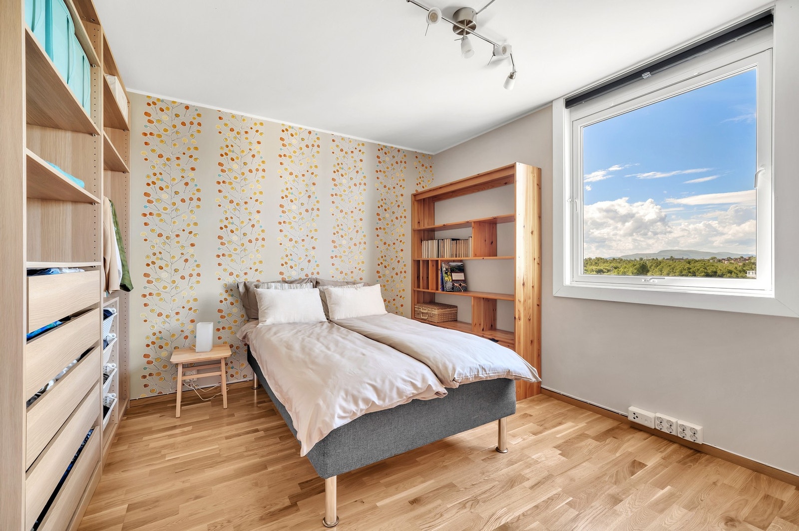 Soverom 2 på ca. 12,6kvm med god plass til seng og garderobeskap. Galleribilde