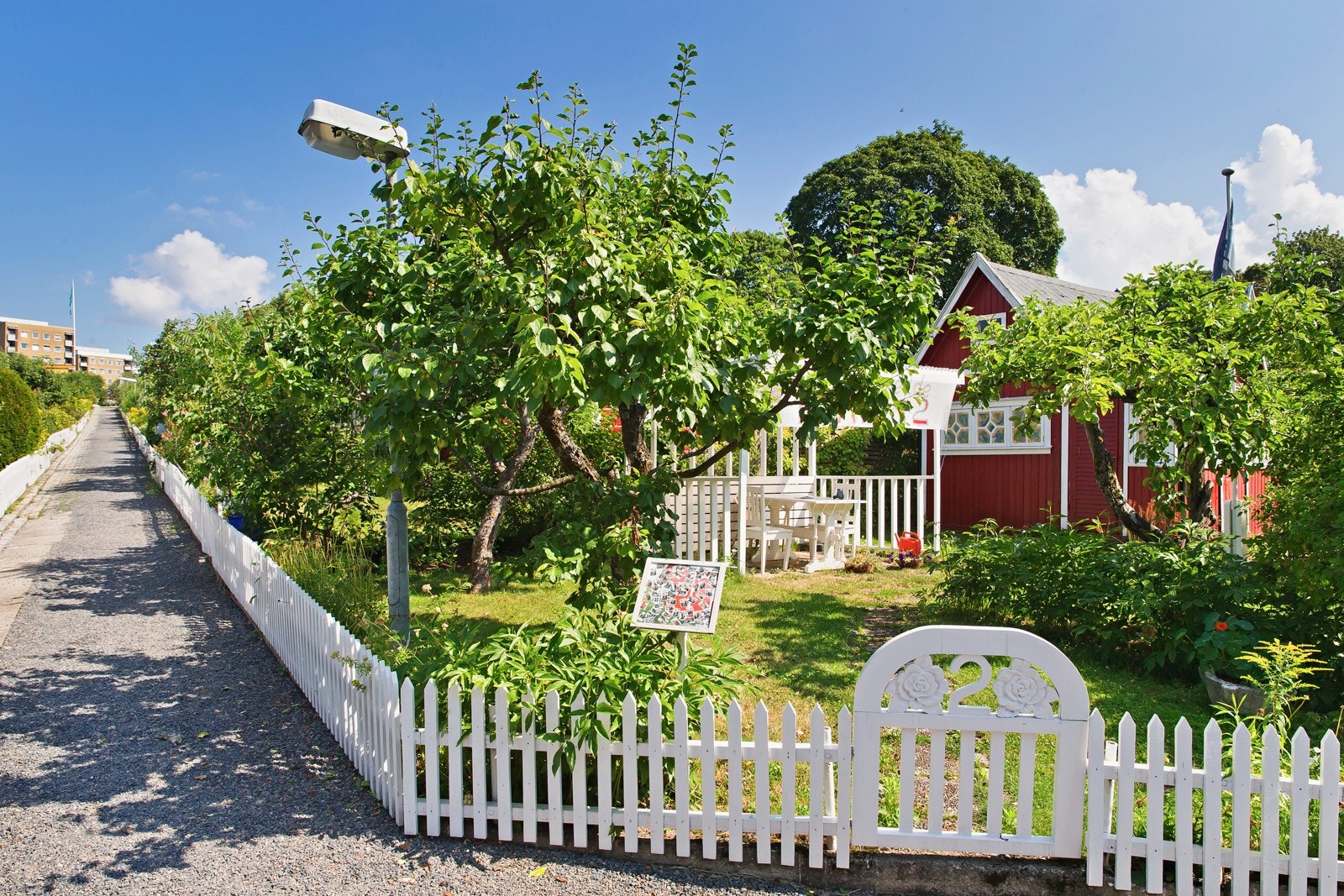 På andre siden av portalen ligger Hjemmets Kolonihager og Portveien 2. Galleribilde