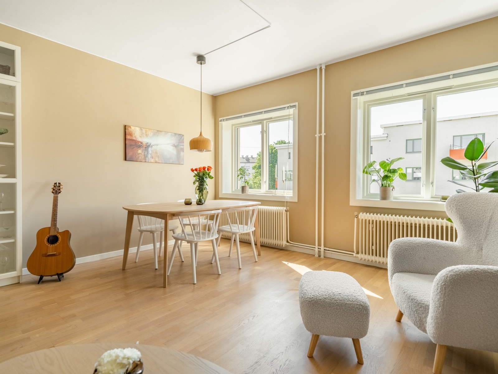 Stuen er både innbydende og lys. Her er det naturlig plass til både spisebord og større sofagruppe. Galleribilde