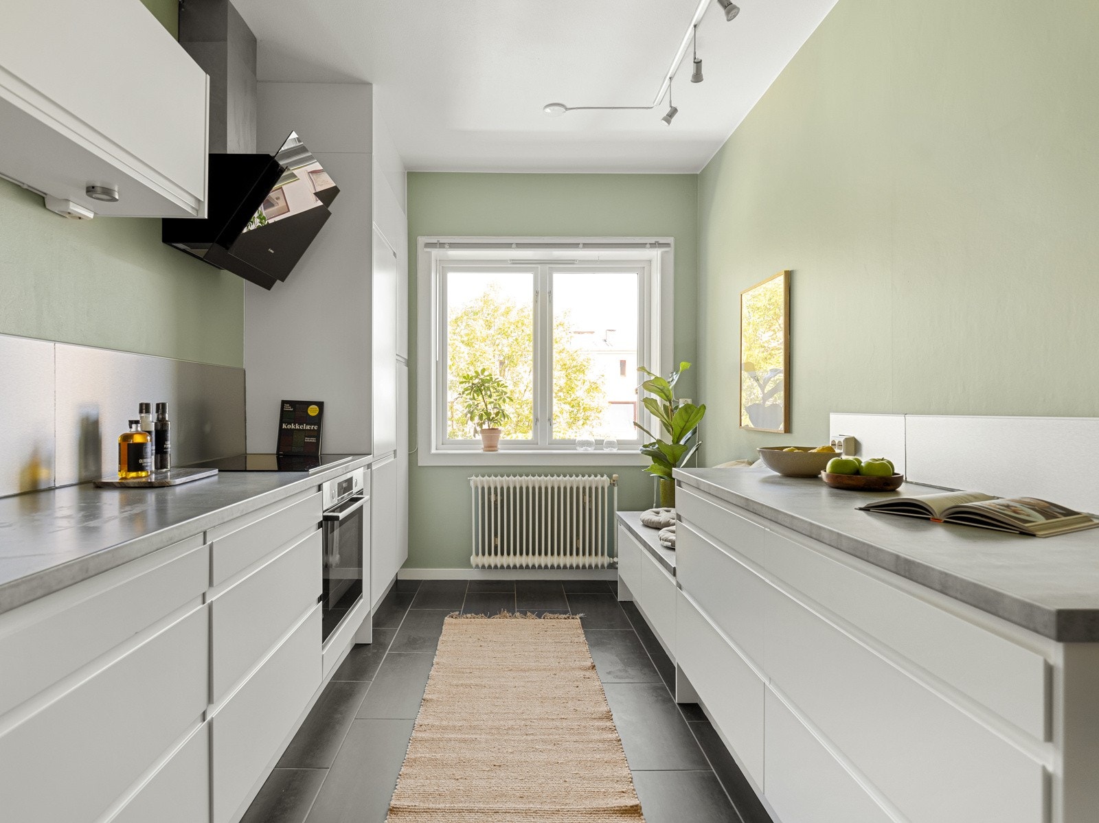 Det er en plassbygget benk med lagring, perfekt for en koselig frokostplass ved vinduet. Nydelig morgensol strømmer inn gjennom de store vindusflatene. Galleribilde