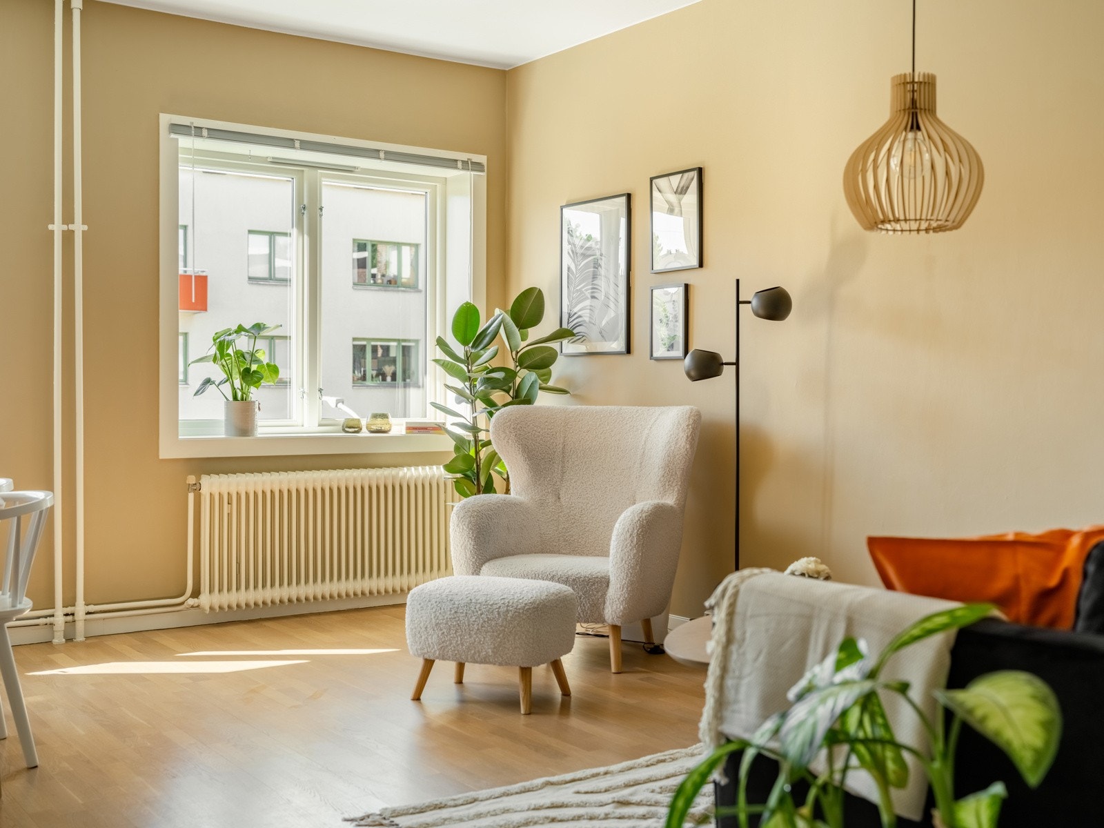 Vi fortsetter i den store stuen, som også er det naturlige oppholdsrommet i boligen. Galleribilde