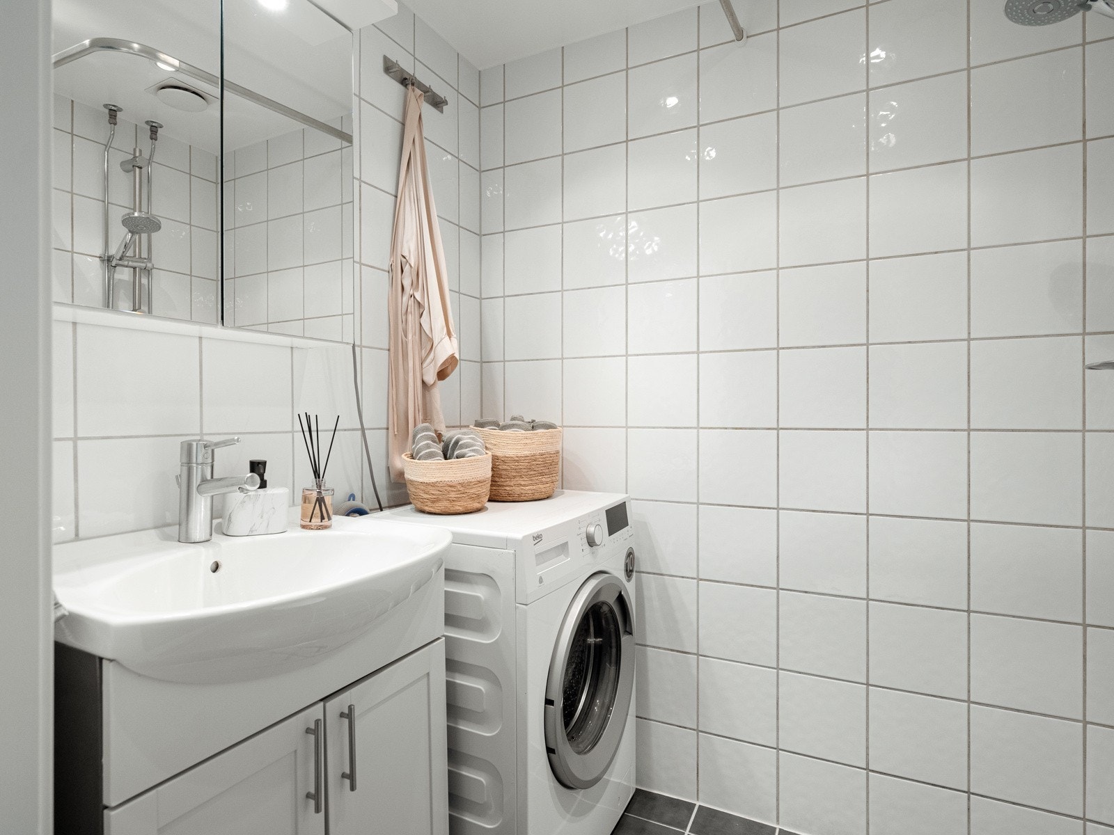 Det er varme i gulvet, downlights i himling og opplegg til vaskemaskin. Galleribilde