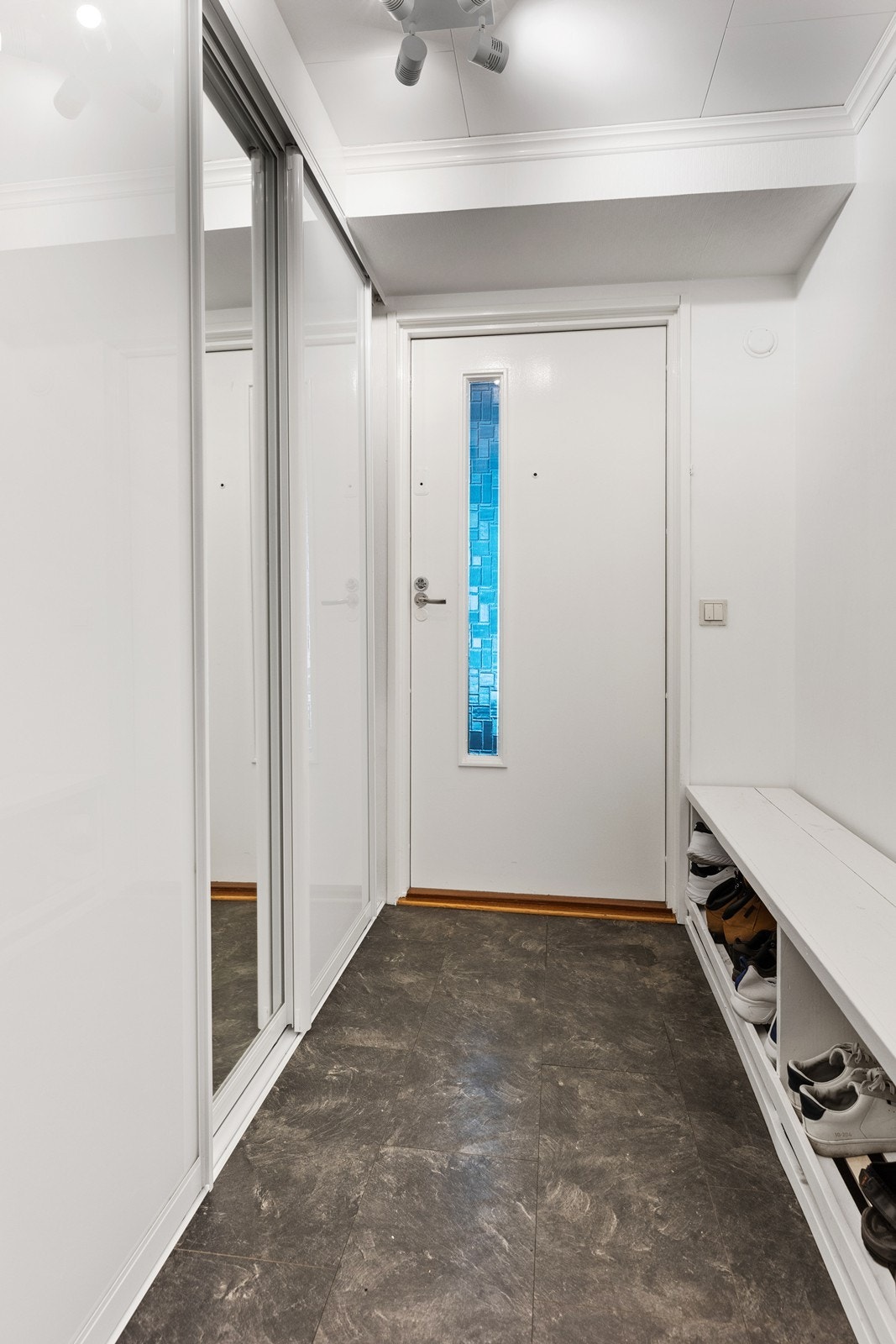 Entré/gang med stort integrert garderobeskap. Galleribilde