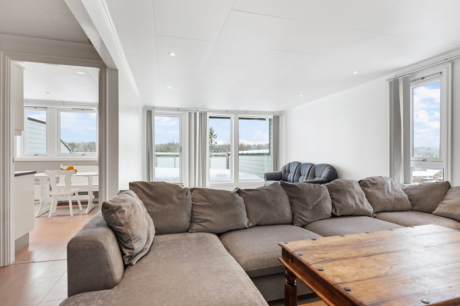 Lys og romslig leilighet som har godt med naturlig dagslys. Galleribilde