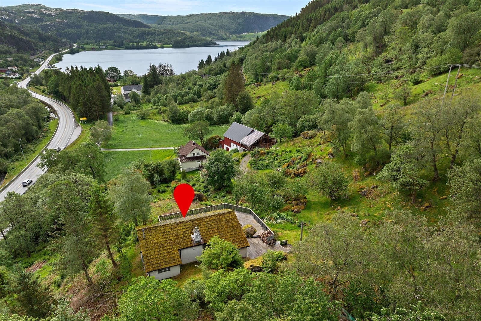 Hytten ligger usjenert og fint til på Heskestad i Lund kommune, i flott naturskjønne omgivelser. Det er kort vei til både Heskestadvatnet og Eidevatnet. Det er mange kjekke turområder i området året rundt. Galleribilde