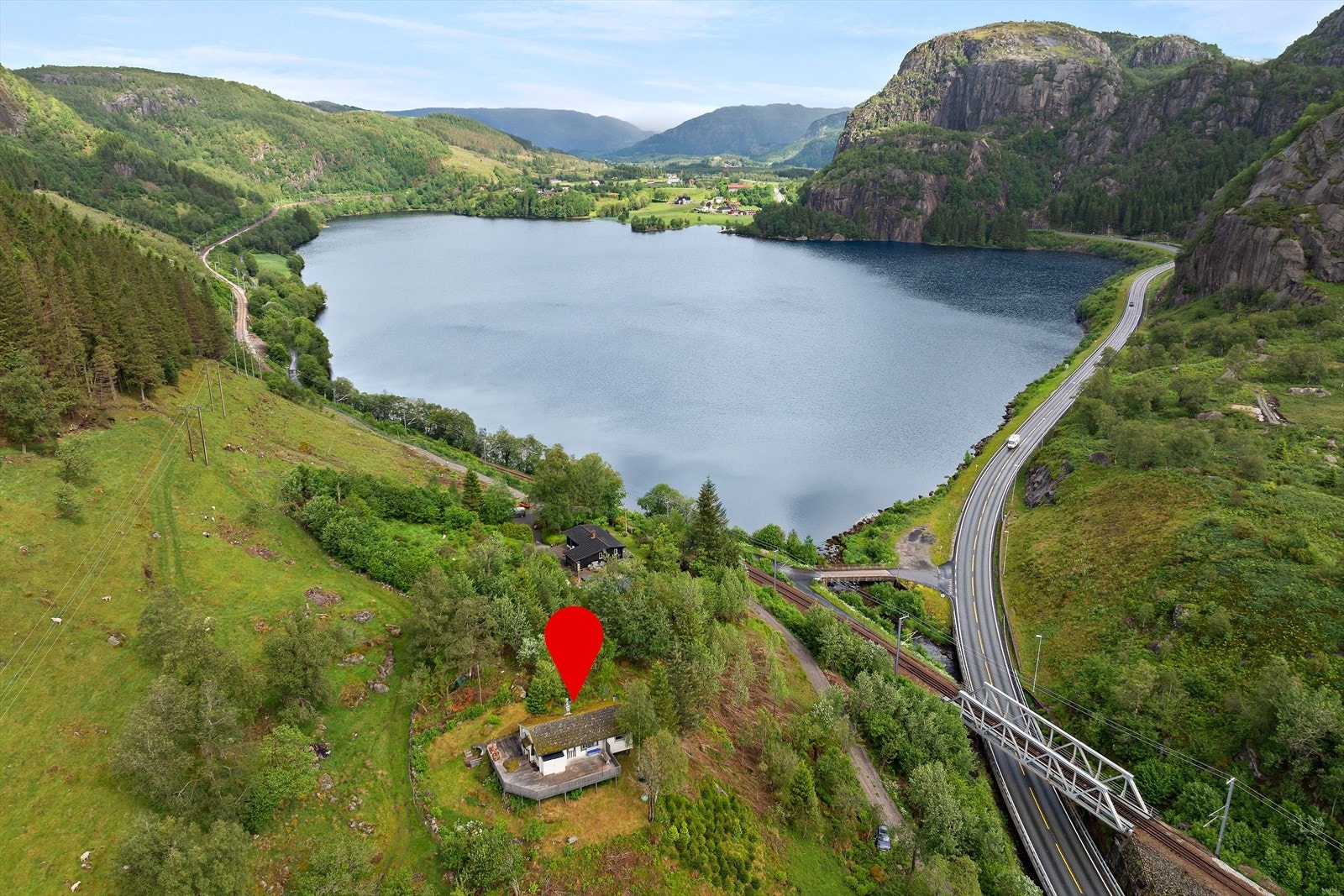 Moi er ca 15 km unna, her er det flere koselige serveringssteder og flere matbutikker og velge mellom. Hytta ligger ca 1 times kjøring fra Sandnes. Galleribilde