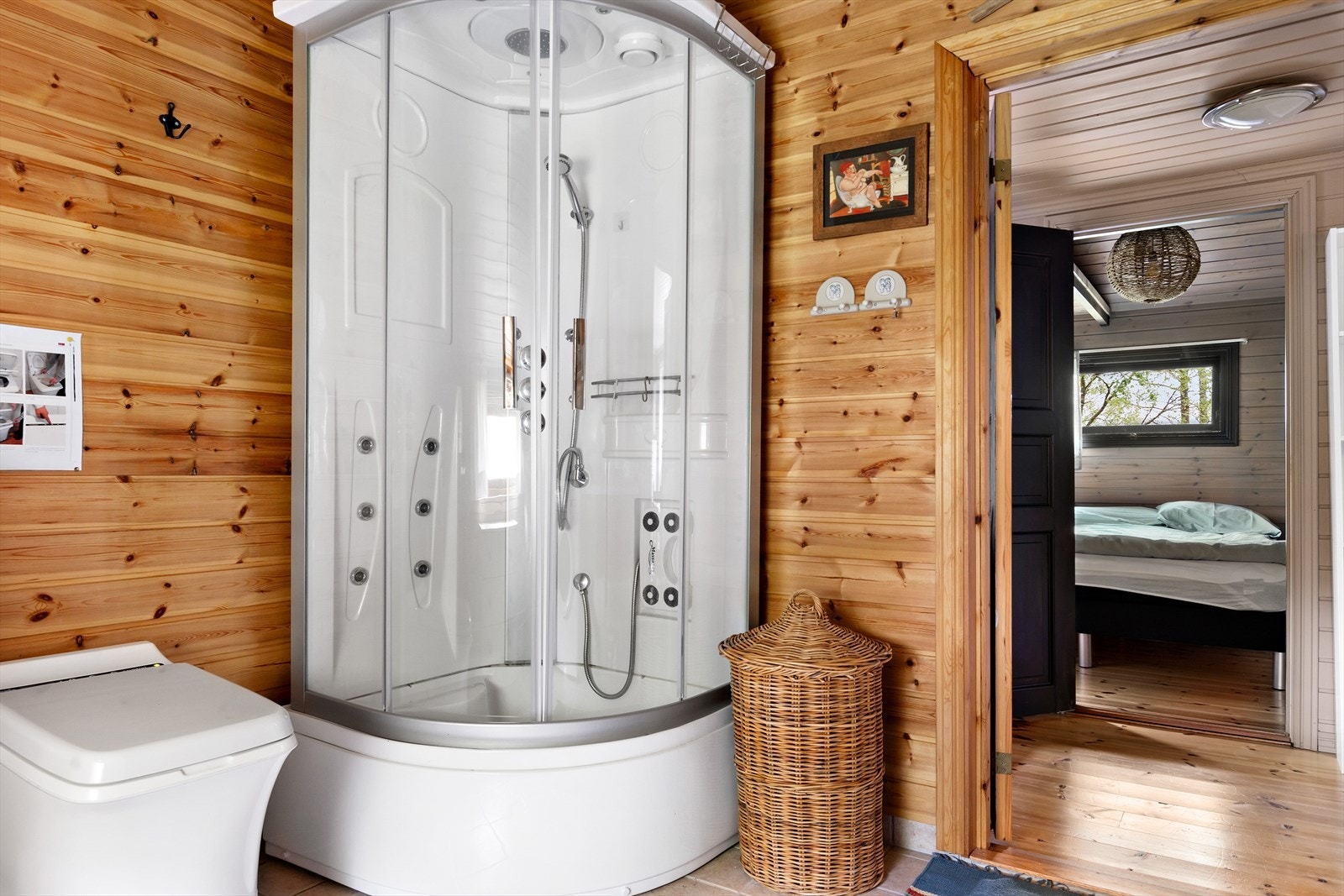 Romslig bad/vaskerom har innredning med nedfelt servant i benkeskap, veggskap og speil, forbrennings toalett, dusjkabinett og opplegg for vaskemaskin. Galleribilde