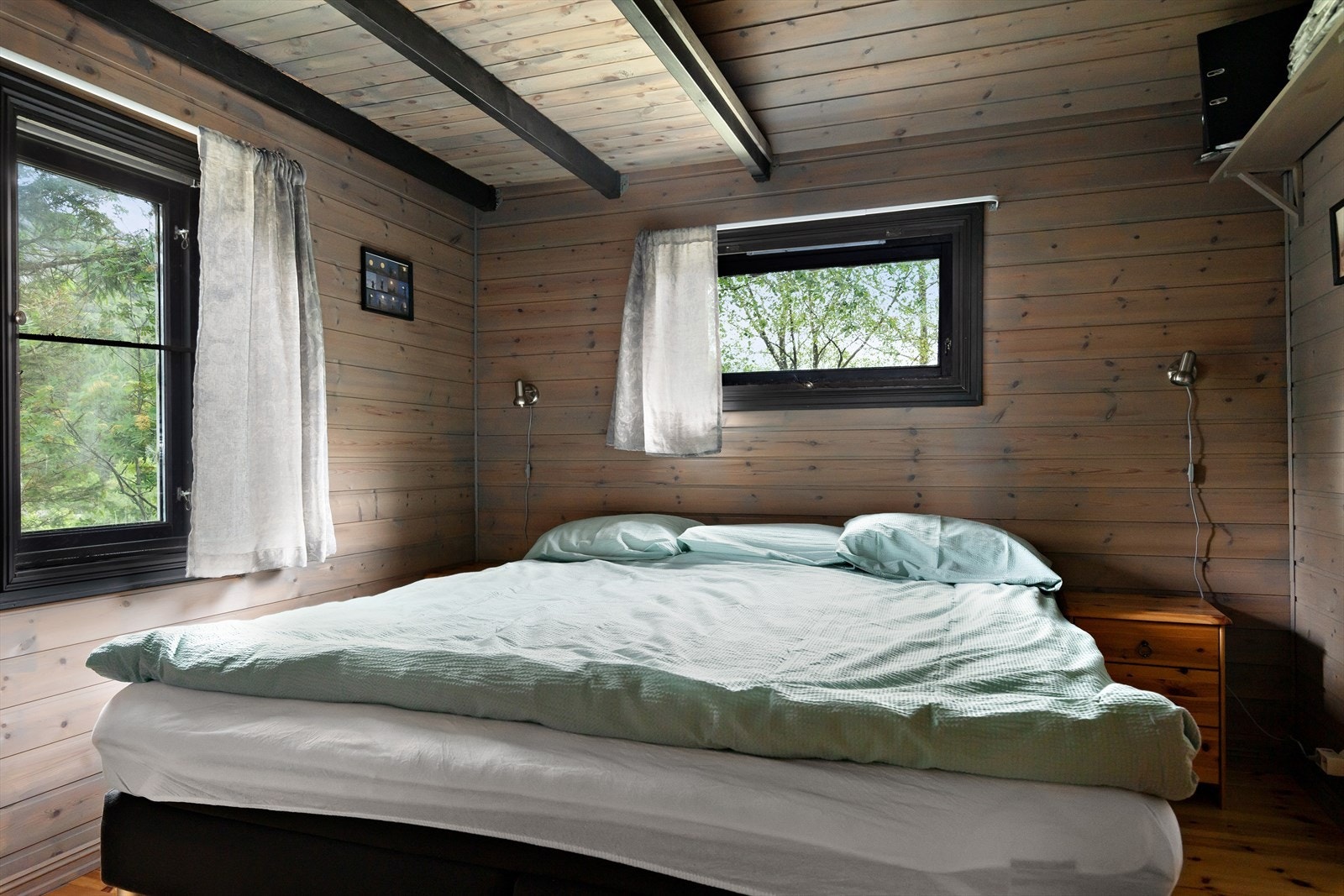 Hytta har 3 soverom og totalt 6 sengeplasser. På hovedsoverommet som du ser på bilde er det hems med god plass til oppbevaring. Galleribilde