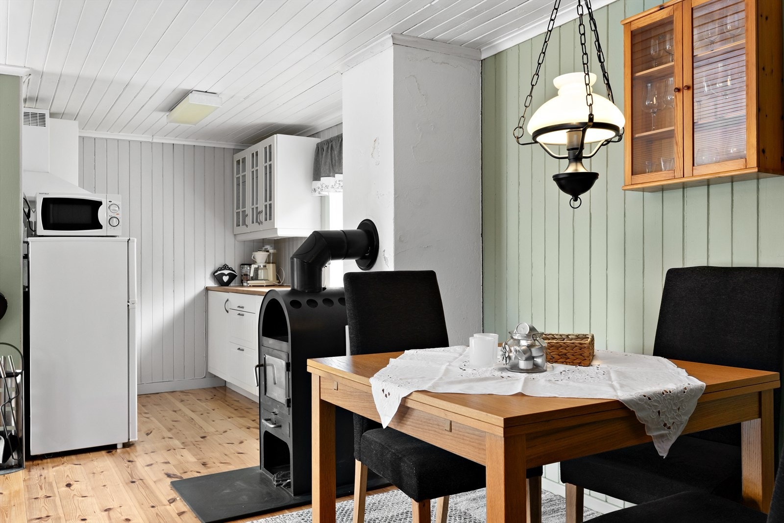 Kjøkken med profilerte fronter og benkeplate av tre/bøk med nedfelt vask. Galleribilde